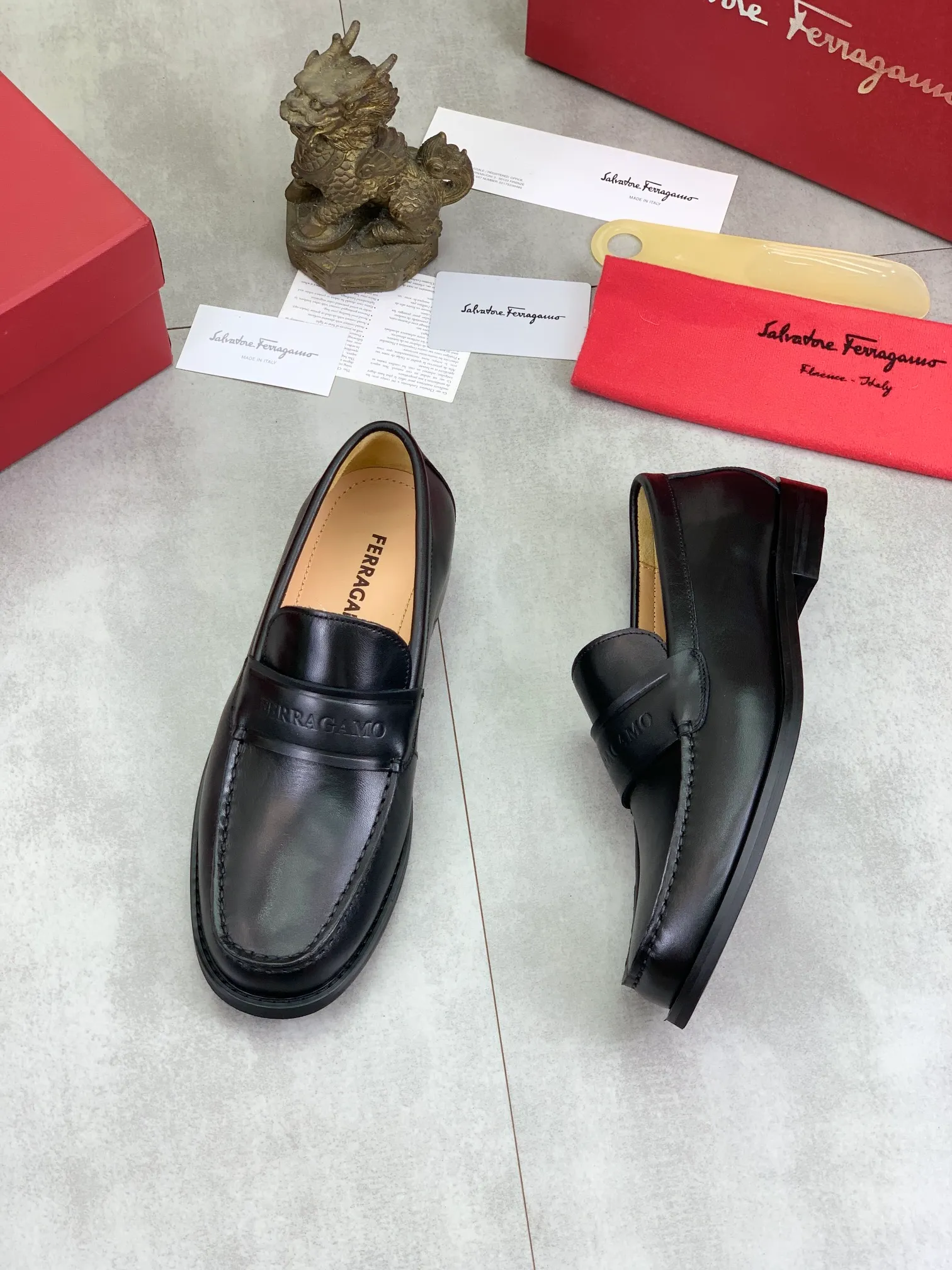 Men's Men's Shoes 💰P460💰[New Style] Water-dyed Niuli 🆘[Salvatore Ferragamo] Ferragamo's latest casual business leather shoes for men! Available at counters simultaneously! The fabric is made of specially imported original calfskin, the lining is made of imported water-dyed cowhide, and the original combination outsole is absolutely luxurious and leads the fashion trend. Matching code: 38-45; 2️⃣ colors available